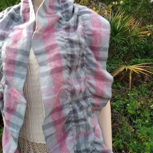 NWOT Gorgeous Bunched Gray & Pink Plaid Scarf Wrap with Fringe - Picture 5 of 7